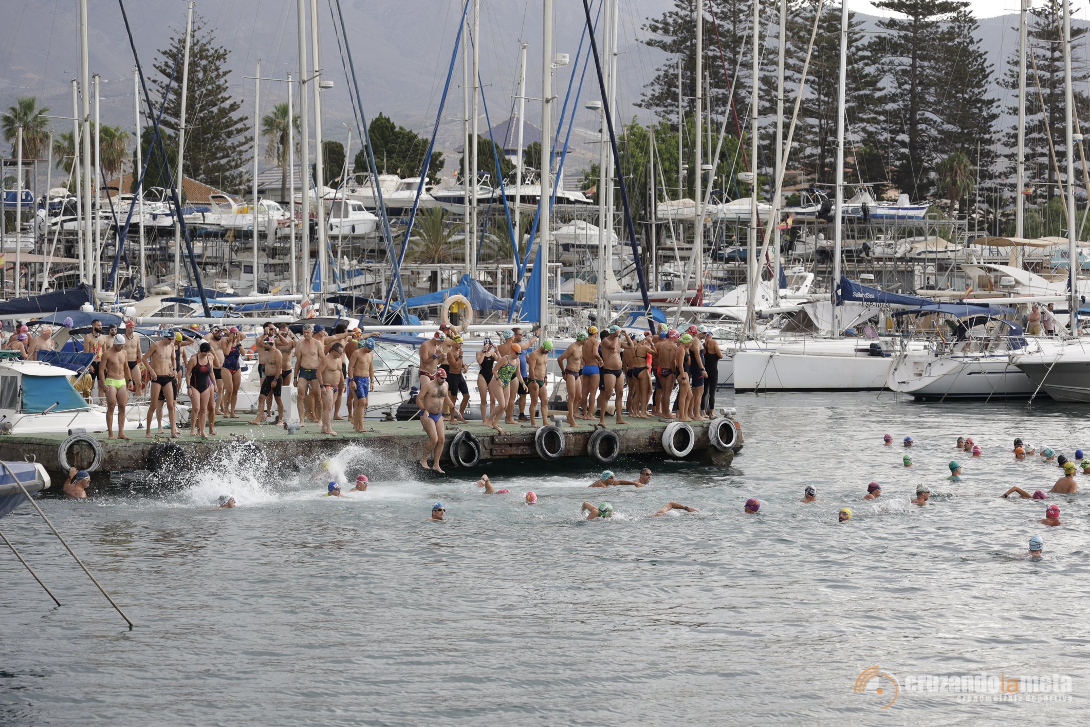 Salida oficial de la prueba absoluta desde el muelle del Puerto de Motril